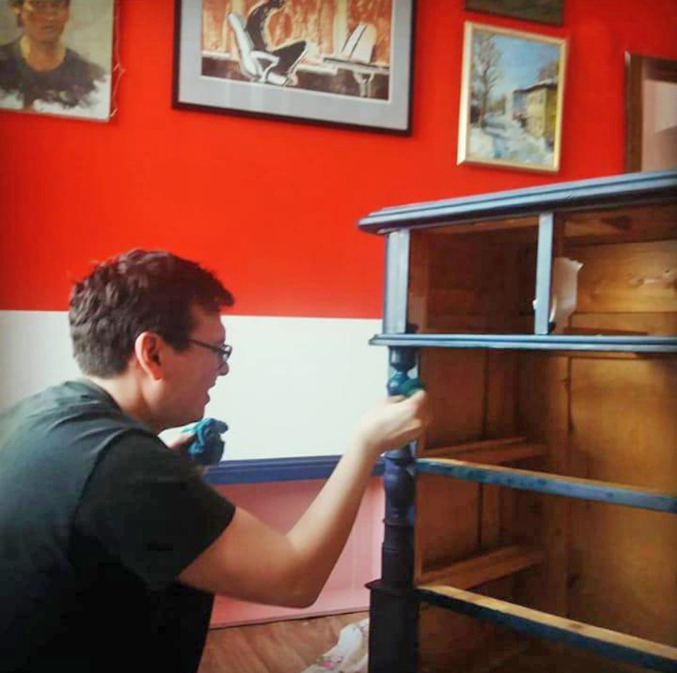 Устав от однотипных диванов и шкафов, люди все чаще хотят обставить дом необычными вещами, которые подчеркнут их собственный стиль и придадут «изюминку» жилищу. Думаете, на это нужны баснословные деньги? А вот и нет! Желание, две руки и краски — и эксклюзивная мебель «в кармане». Герои нашей статьи это подтверждают!