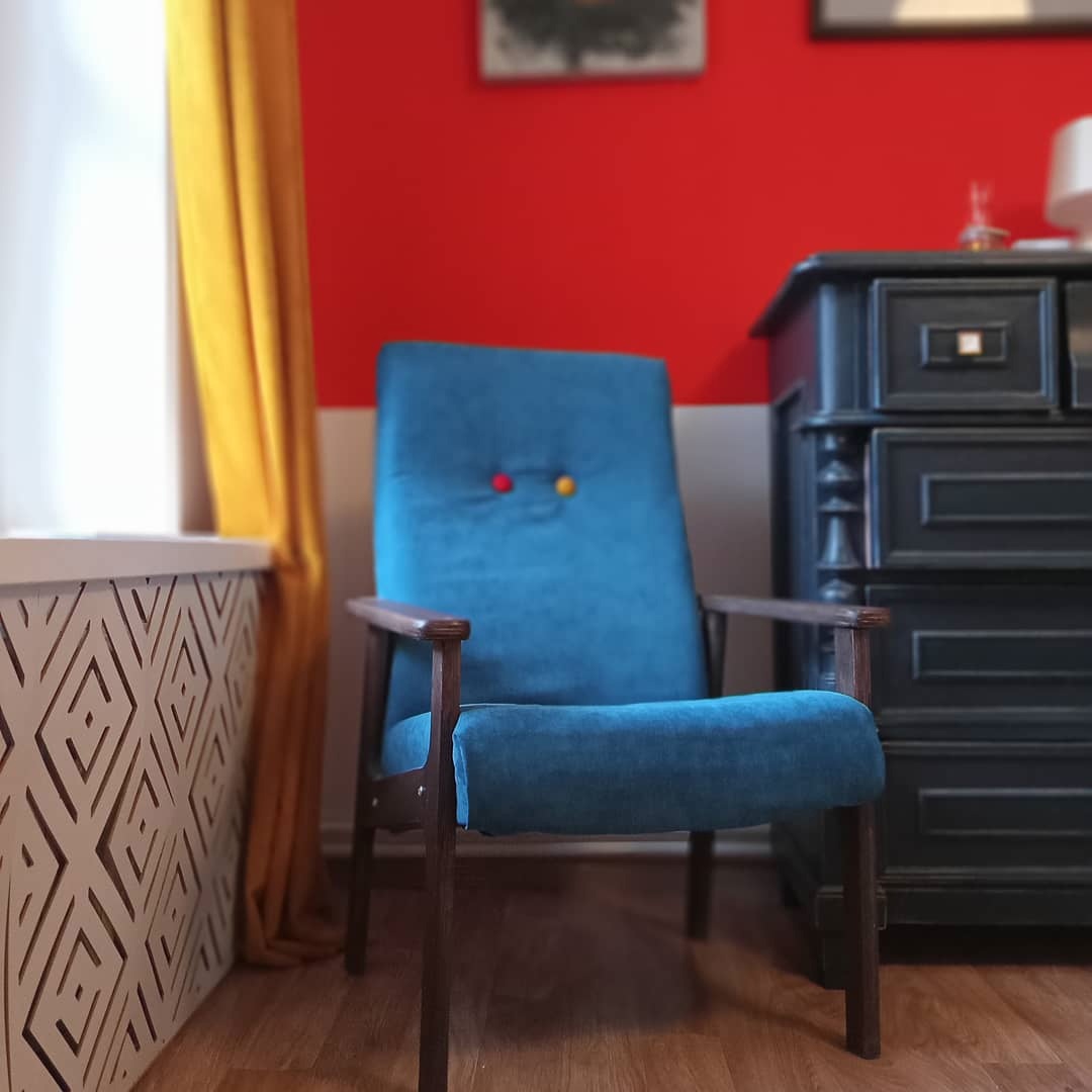 Устав от однотипных диванов и шкафов, люди все чаще хотят обставить дом необычными вещами, которые подчеркнут их собственный стиль и придадут «изюминку» жилищу. Думаете, на это нужны баснословные деньги? А вот и нет! Желание, две руки и краски — и эксклюзивная мебель «в кармане». Герои нашей статьи это подтверждают!