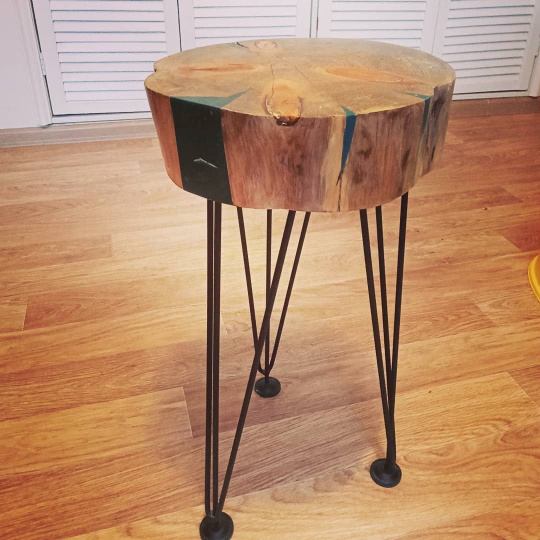 Устав от однотипных диванов и шкафов, люди все чаще хотят обставить дом необычными вещами, которые подчеркнут их собственный стиль и придадут «изюминку» жилищу. Думаете, на это нужны баснословные деньги? А вот и нет! Желание, две руки и краски — и эксклюзивная мебель «в кармане». Герои нашей статьи это подтверждают!