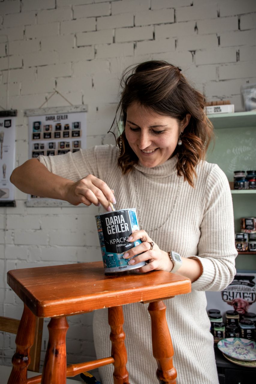 Устав от однотипных диванов и шкафов, люди все чаще хотят обставить дом необычными вещами, которые подчеркнут их собственный стиль и придадут «изюминку» жилищу. Думаете, на это нужны баснословные деньги? А вот и нет! Желание, две руки и краски — и эксклюзивная мебель «в кармане». Герои нашей статьи это подтверждают!