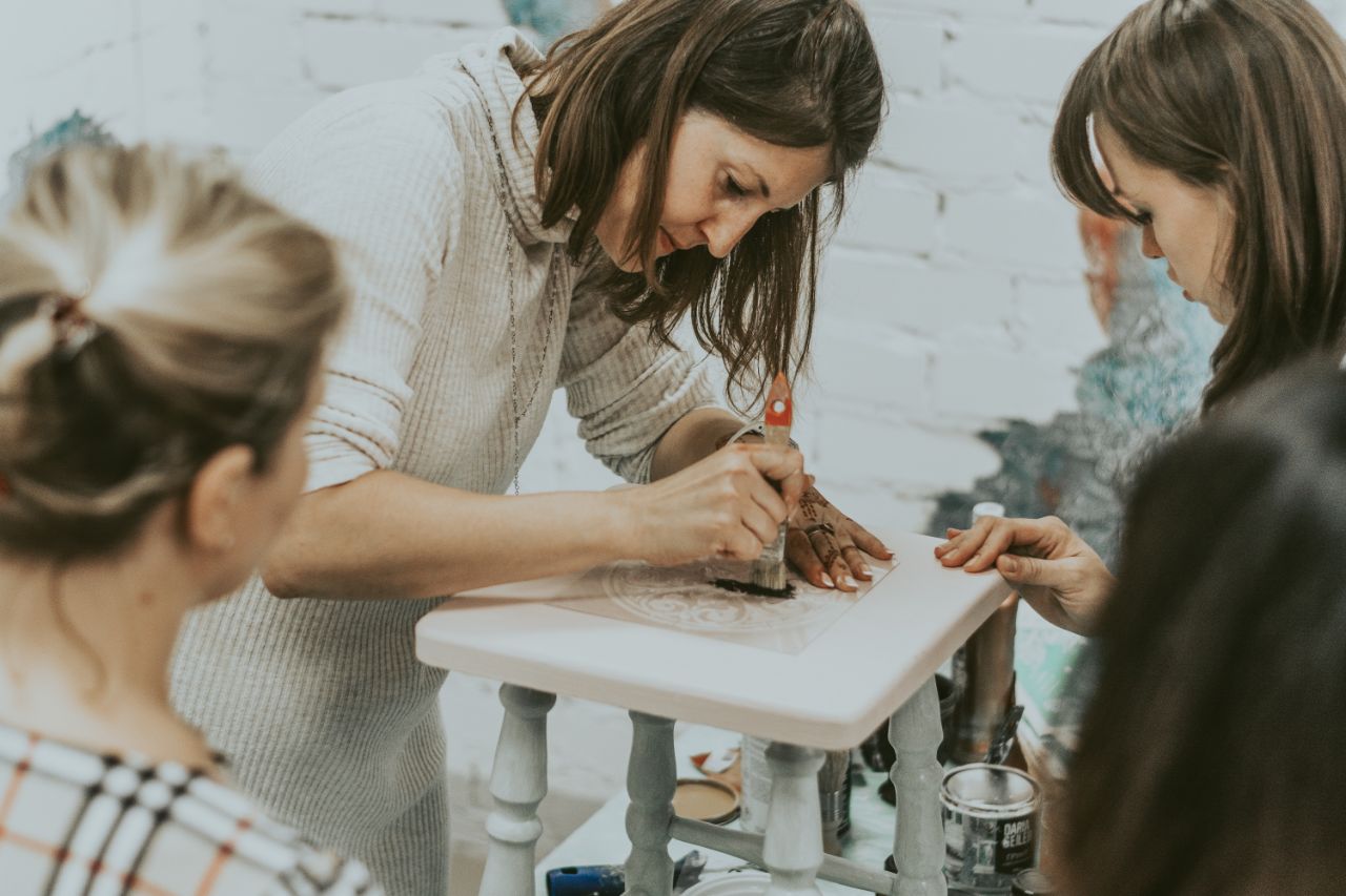 Устав от однотипных диванов и шкафов, люди все чаще хотят обставить дом необычными вещами, которые подчеркнут их собственный стиль и придадут «изюминку» жилищу. Думаете, на это нужны баснословные деньги? А вот и нет! Желание, две руки и краски — и эксклюзивная мебель «в кармане». Герои нашей статьи это подтверждают!