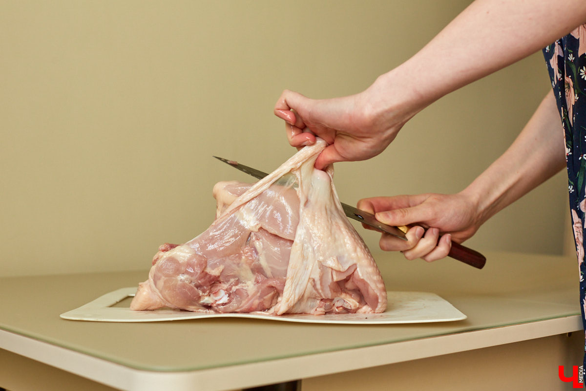 Девушки просят парней-кулинаров жарить «диетическую грудку», чтобы не поправиться после вылазки на пикник, но… Все это самообман. Обсуждаем с Ариной Блохиной, поваром и нутрициологом в одном лице, как правильно готовить шашлык и почему «ароматный дымок» нам совсем не нужен.