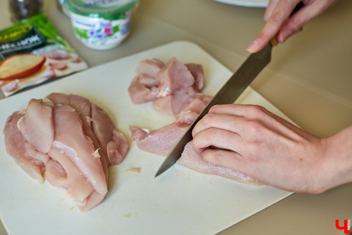 Девушки просят парней-кулинаров жарить «диетическую грудку», чтобы не поправиться после вылазки на пикник, но… Все это самообман. Обсуждаем с Ариной Блохиной, поваром и нутрициологом в одном лице, как правильно готовить шашлык и почему «ароматный дымок» нам совсем не нужен.