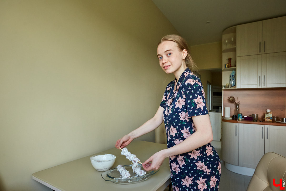 Девушки просят парней-кулинаров жарить «диетическую грудку», чтобы не поправиться после вылазки на пикник, но… Все это самообман. Обсуждаем с Ариной Блохиной, поваром и нутрициологом в одном лице, как правильно готовить шашлык и почему «ароматный дымок» нам совсем не нужен.