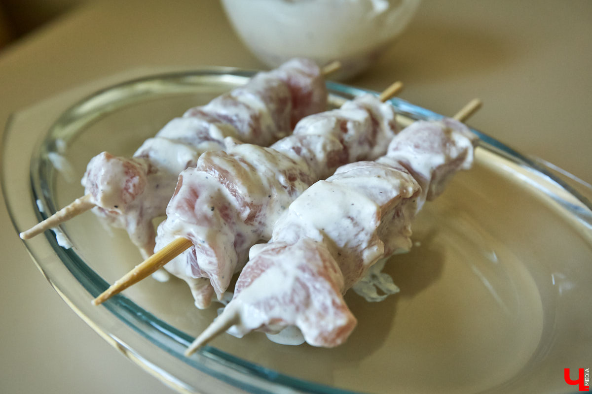 Девушки просят парней-кулинаров жарить «диетическую грудку», чтобы не поправиться после вылазки на пикник, но… Все это самообман. Обсуждаем с Ариной Блохиной, поваром и нутрициологом в одном лице, как правильно готовить шашлык и почему «ароматный дымок» нам совсем не нужен.