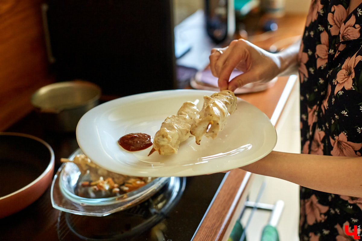 Девушки просят парней-кулинаров жарить «диетическую грудку», чтобы не поправиться после вылазки на пикник, но… Все это самообман. Обсуждаем с Ариной Блохиной, поваром и нутрициологом в одном лице, как правильно готовить шашлык и почему «ароматный дымок» нам совсем не нужен.