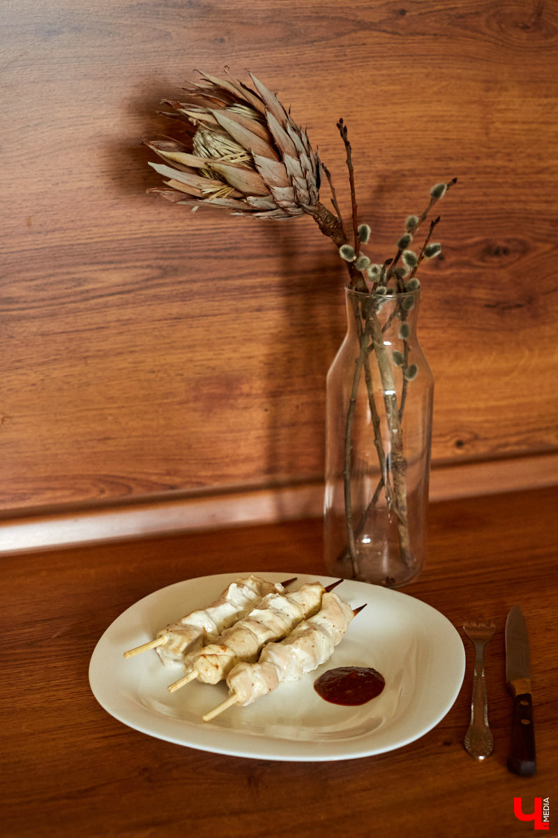 Девушки просят парней-кулинаров жарить «диетическую грудку», чтобы не поправиться после вылазки на пикник, но… Все это самообман. Обсуждаем с Ариной Блохиной, поваром и нутрициологом в одном лице, как правильно готовить шашлык и почему «ароматный дымок» нам совсем не нужен.