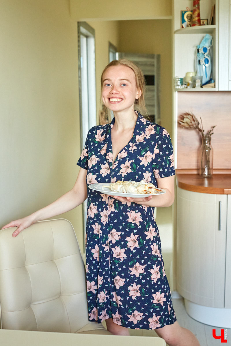 Девушки просят парней-кулинаров жарить «диетическую грудку», чтобы не поправиться после вылазки на пикник, но… Все это самообман. Обсуждаем с Ариной Блохиной, поваром и нутрициологом в одном лице, как правильно готовить шашлык и почему «ароматный дымок» нам совсем не нужен.