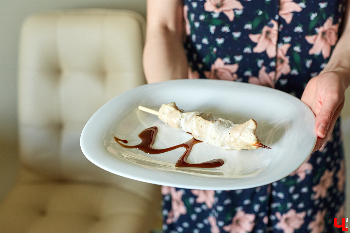 Девушки просят парней-кулинаров жарить «диетическую грудку», чтобы не поправиться после вылазки на пикник, но… Все это самообман. Обсуждаем с Ариной Блохиной, поваром и нутрициологом в одном лице, как правильно готовить шашлык и почему «ароматный дымок» нам совсем не нужен.