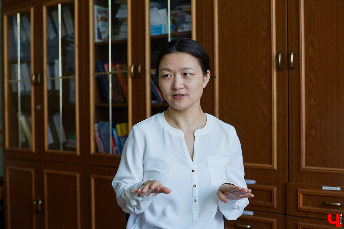 Сегодня единственным наставником восточной словесности в опорном вузе региона выступает носитель китайского языка Ляньлянь У. Кандидат филологических наук, она в скором времени планирует стать доцентом. «Ключ-Медиа» поговорил с иностранным преподавателем о карьере во Владимире, местных студентах и разнице культур.