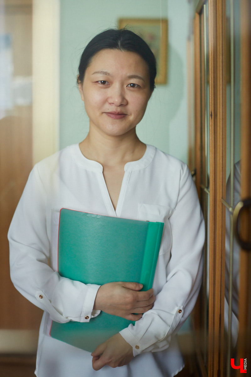 Сегодня единственным наставником восточной словесности в опорном вузе региона выступает носитель китайского языка Ляньлянь У. Кандидат филологических наук, она в скором времени планирует стать доцентом. «Ключ-Медиа» поговорил с иностранным преподавателем о карьере во Владимире, местных студентах и разнице культур.