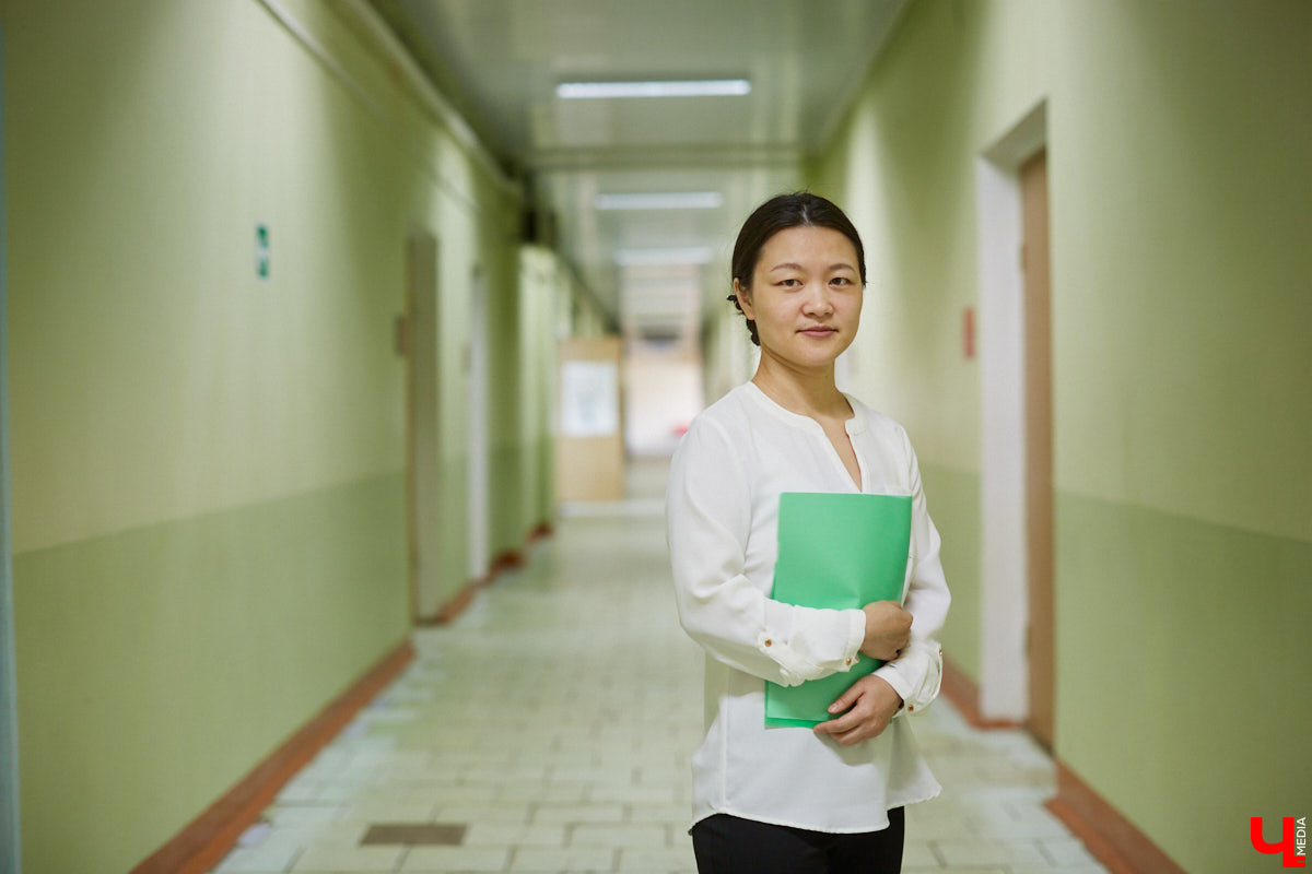 Сегодня единственным наставником восточной словесности в опорном вузе региона выступает носитель китайского языка Ляньлянь У. Кандидат филологических наук, она в скором времени планирует стать доцентом. «Ключ-Медиа» поговорил с иностранным преподавателем о карьере во Владимире, местных студентах и разнице культур.