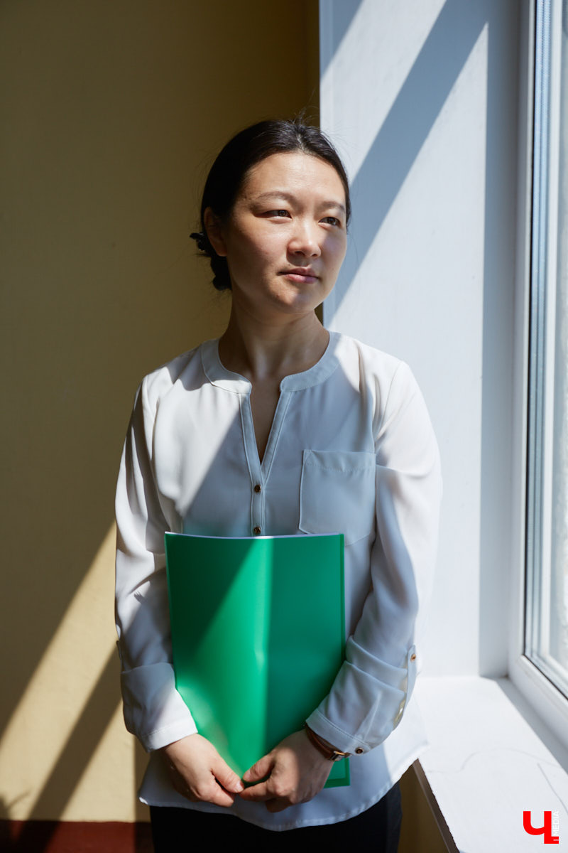 Сегодня единственным наставником восточной словесности в опорном вузе региона выступает носитель китайского языка Ляньлянь У. Кандидат филологических наук, она в скором времени планирует стать доцентом. «Ключ-Медиа» поговорил с иностранным преподавателем о карьере во Владимире, местных студентах и разнице культур.