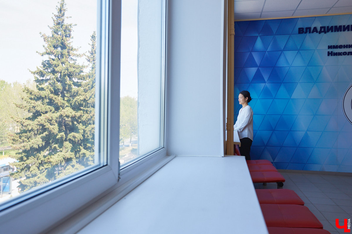 Сегодня единственным наставником восточной словесности в опорном вузе региона выступает носитель китайского языка Ляньлянь У. Кандидат филологических наук, она в скором времени планирует стать доцентом. «Ключ-Медиа» поговорил с иностранным преподавателем о карьере во Владимире, местных студентах и разнице культур.