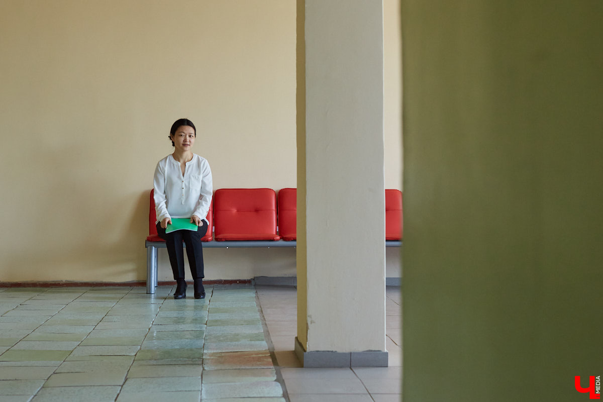 Сегодня единственным наставником восточной словесности в опорном вузе региона выступает носитель китайского языка Ляньлянь У. Кандидат филологических наук, она в скором времени планирует стать доцентом. «Ключ-Медиа» поговорил с иностранным преподавателем о карьере во Владимире, местных студентах и разнице культур.