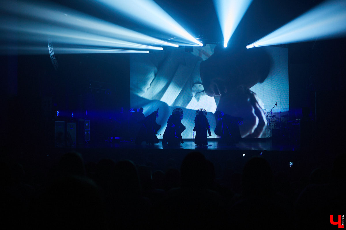 27 мая во Владимир с концертным шоу пожаловал Сергей Лазарев. В назначенный час Art Hall заполонили представительницы слабого пола всех возрастов: от умудренных матрон до совсем еще школьниц. Встречались и молодые мамы с детьми 5-6 лет.