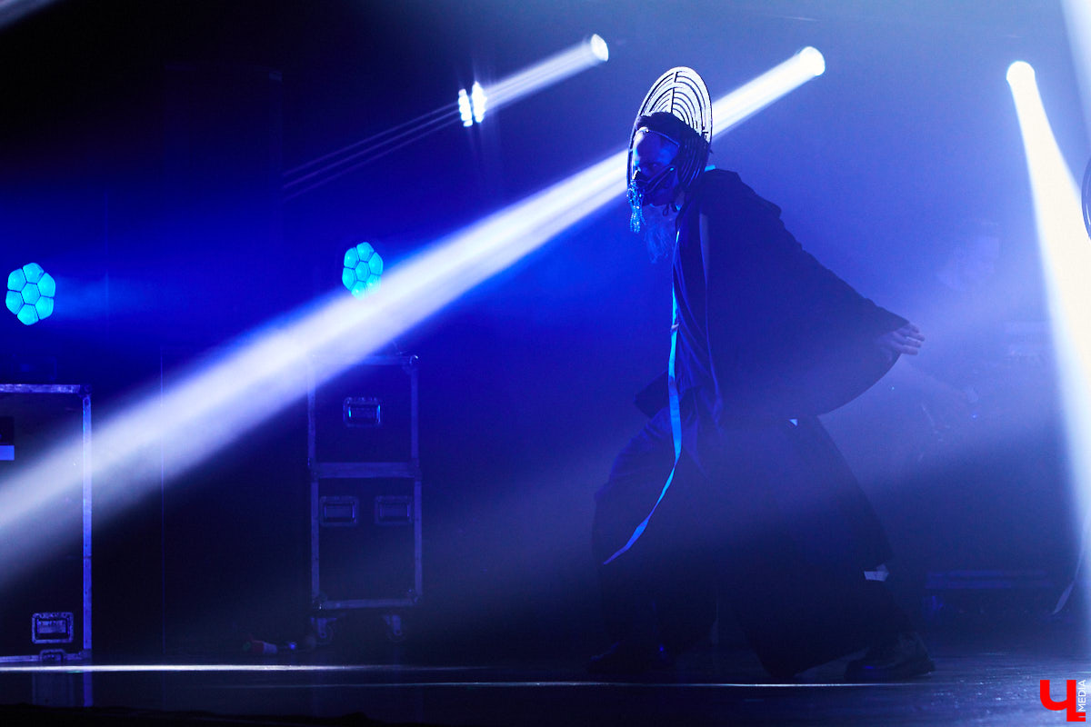 27 мая во Владимир с концертным шоу пожаловал Сергей Лазарев. В назначенный час Art Hall заполонили представительницы слабого пола всех возрастов: от умудренных матрон до совсем еще школьниц. Встречались и молодые мамы с детьми 5-6 лет.