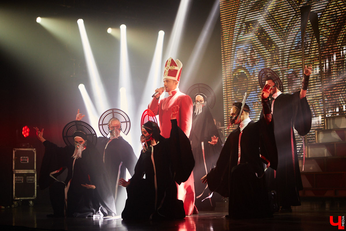 27 мая во Владимир с концертным шоу пожаловал Сергей Лазарев. В назначенный час Art Hall заполонили представительницы слабого пола всех возрастов: от умудренных матрон до совсем еще школьниц. Встречались и молодые мамы с детьми 5-6 лет.