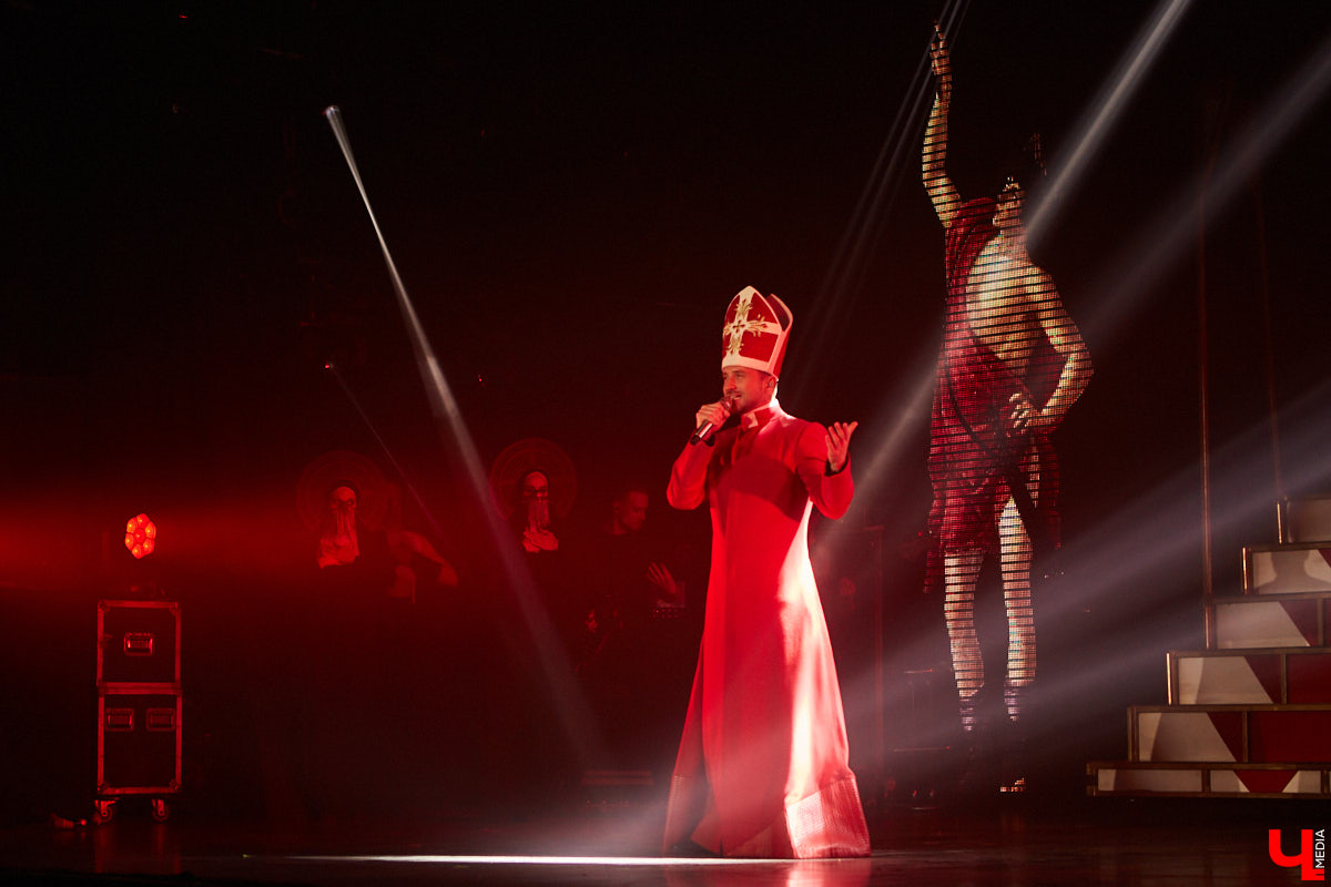 27 мая во Владимир с концертным шоу пожаловал Сергей Лазарев. В назначенный час Art Hall заполонили представительницы слабого пола всех возрастов: от умудренных матрон до совсем еще школьниц. Встречались и молодые мамы с детьми 5-6 лет.