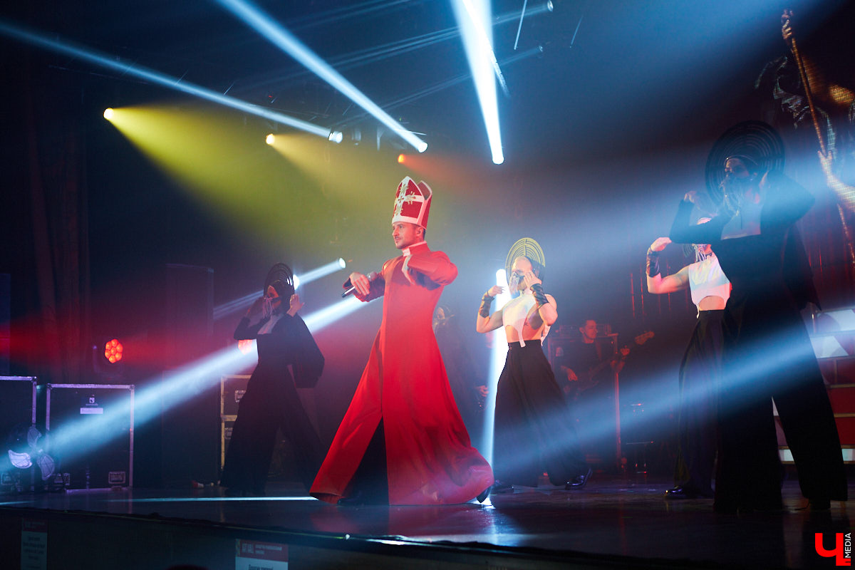 27 мая во Владимир с концертным шоу пожаловал Сергей Лазарев. В назначенный час Art Hall заполонили представительницы слабого пола всех возрастов: от умудренных матрон до совсем еще школьниц. Встречались и молодые мамы с детьми 5-6 лет.