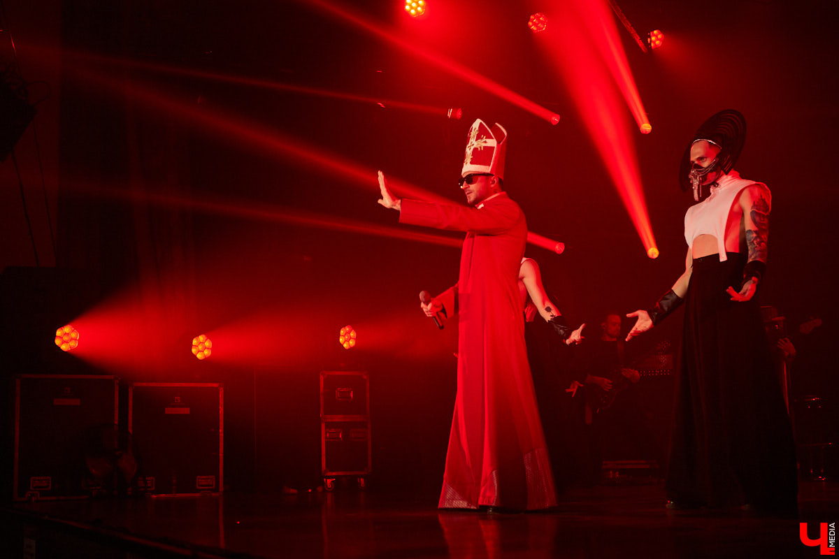 27 мая во Владимир с концертным шоу пожаловал Сергей Лазарев. В назначенный час Art Hall заполонили представительницы слабого пола всех возрастов: от умудренных матрон до совсем еще школьниц. Встречались и молодые мамы с детьми 5-6 лет.