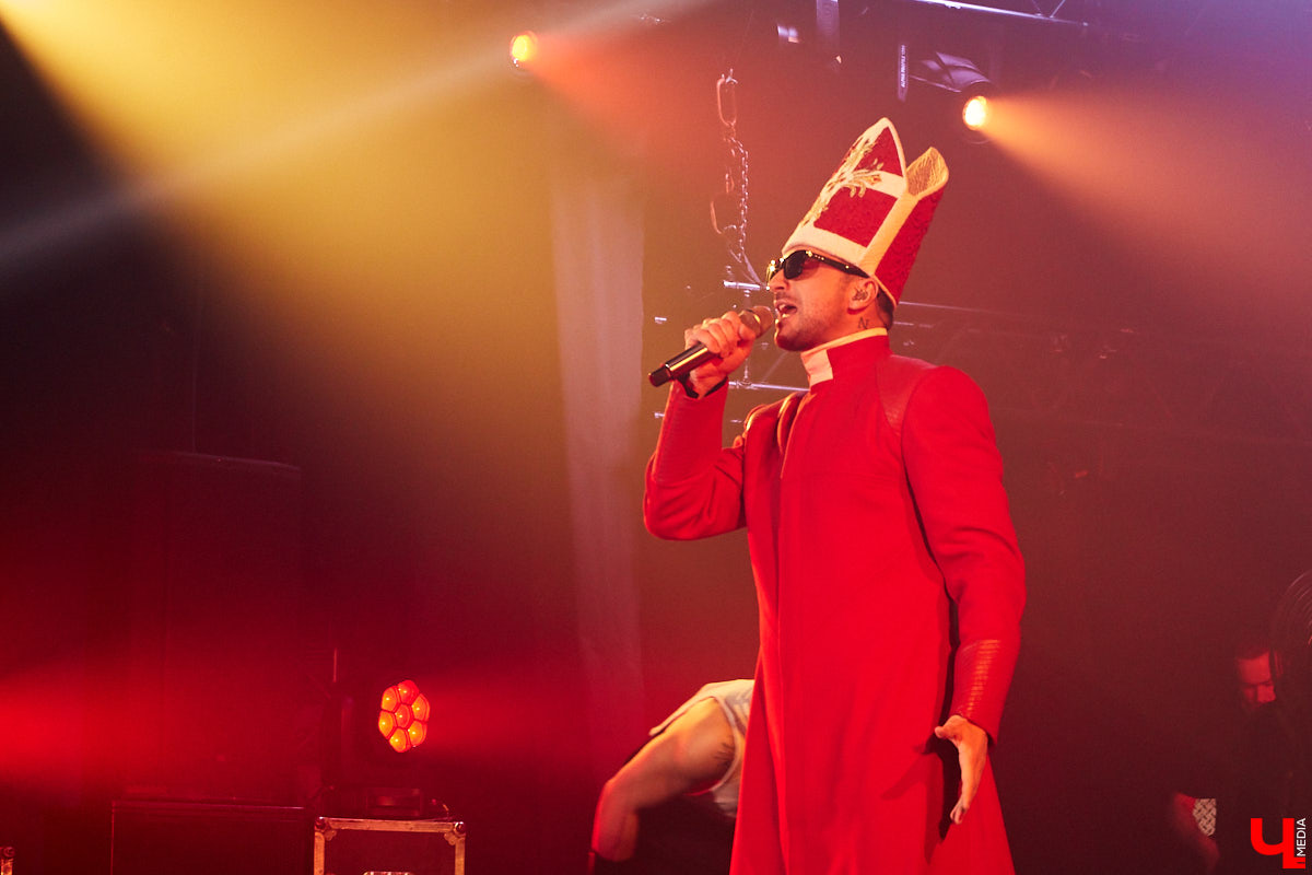 27 мая во Владимир с концертным шоу пожаловал Сергей Лазарев. В назначенный час Art Hall заполонили представительницы слабого пола всех возрастов: от умудренных матрон до совсем еще школьниц. Встречались и молодые мамы с детьми 5-6 лет.