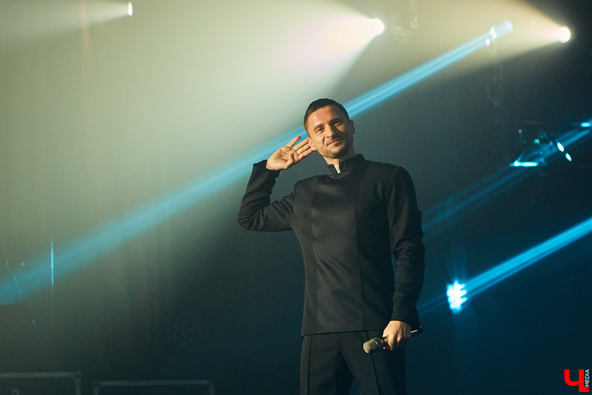 27 мая во Владимир с концертным шоу пожаловал Сергей Лазарев. В назначенный час Art Hall заполонили представительницы слабого пола всех возрастов: от умудренных матрон до совсем еще школьниц. Встречались и молодые мамы с детьми 5-6 лет.