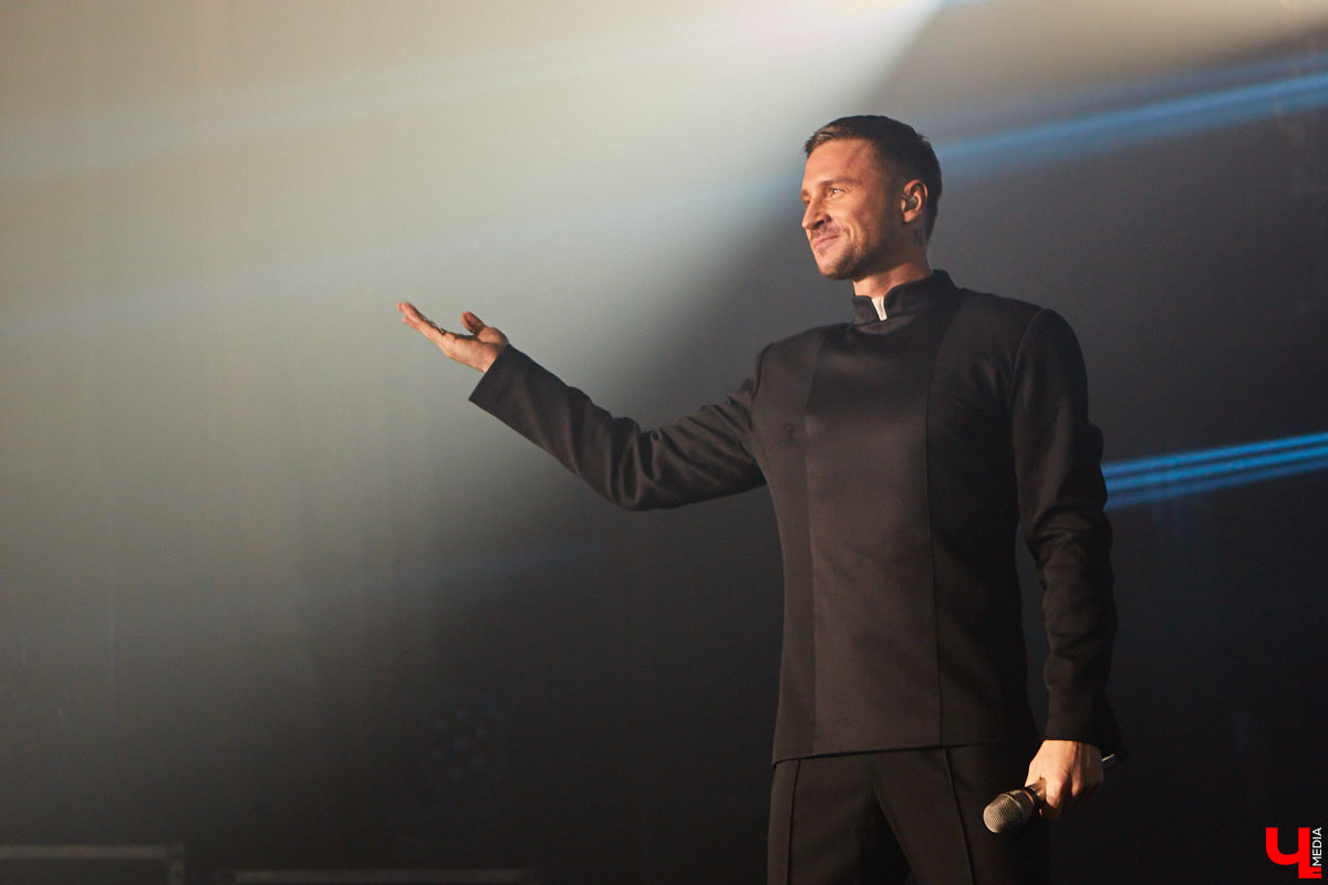 27 мая во Владимир с концертным шоу пожаловал Сергей Лазарев. В назначенный час Art Hall заполонили представительницы слабого пола всех возрастов: от умудренных матрон до совсем еще школьниц. Встречались и молодые мамы с детьми 5-6 лет.