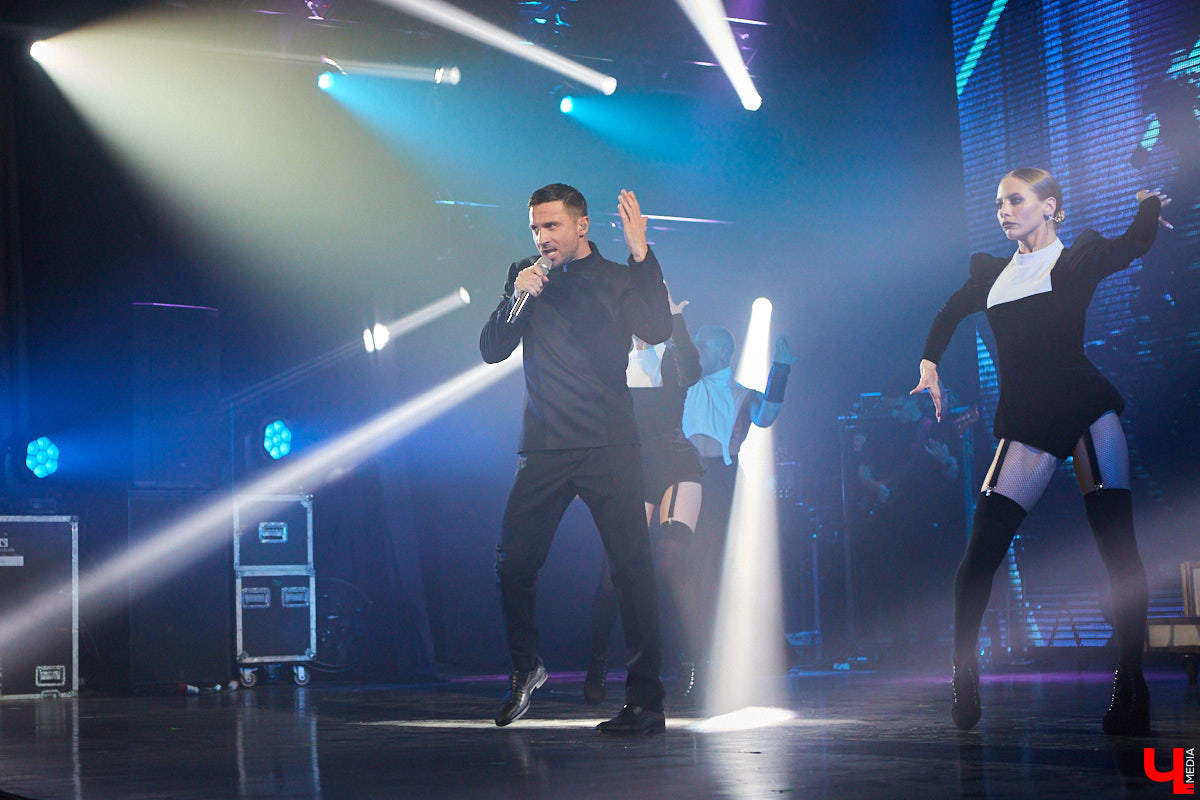 27 мая во Владимир с концертным шоу пожаловал Сергей Лазарев. В назначенный час Art Hall заполонили представительницы слабого пола всех возрастов: от умудренных матрон до совсем еще школьниц. Встречались и молодые мамы с детьми 5-6 лет.