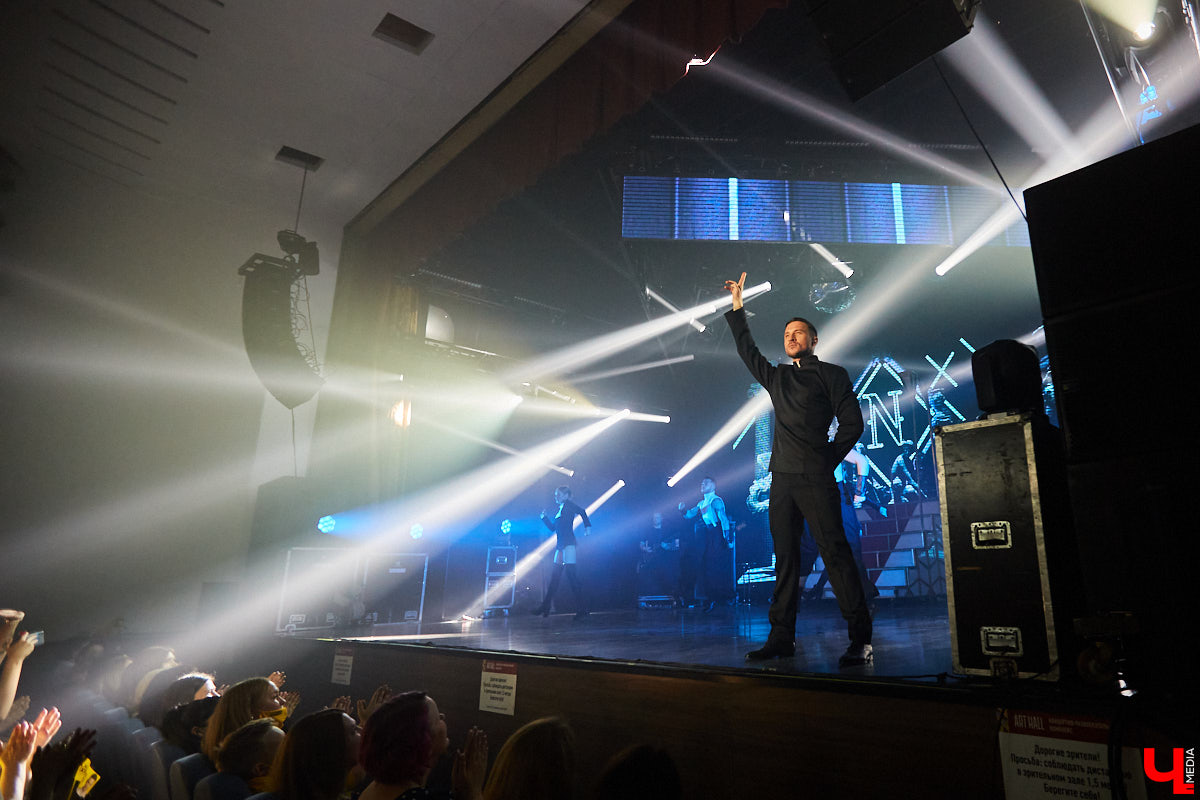 27 мая во Владимир с концертным шоу пожаловал Сергей Лазарев. В назначенный час Art Hall заполонили представительницы слабого пола всех возрастов: от умудренных матрон до совсем еще школьниц. Встречались и молодые мамы с детьми 5-6 лет.