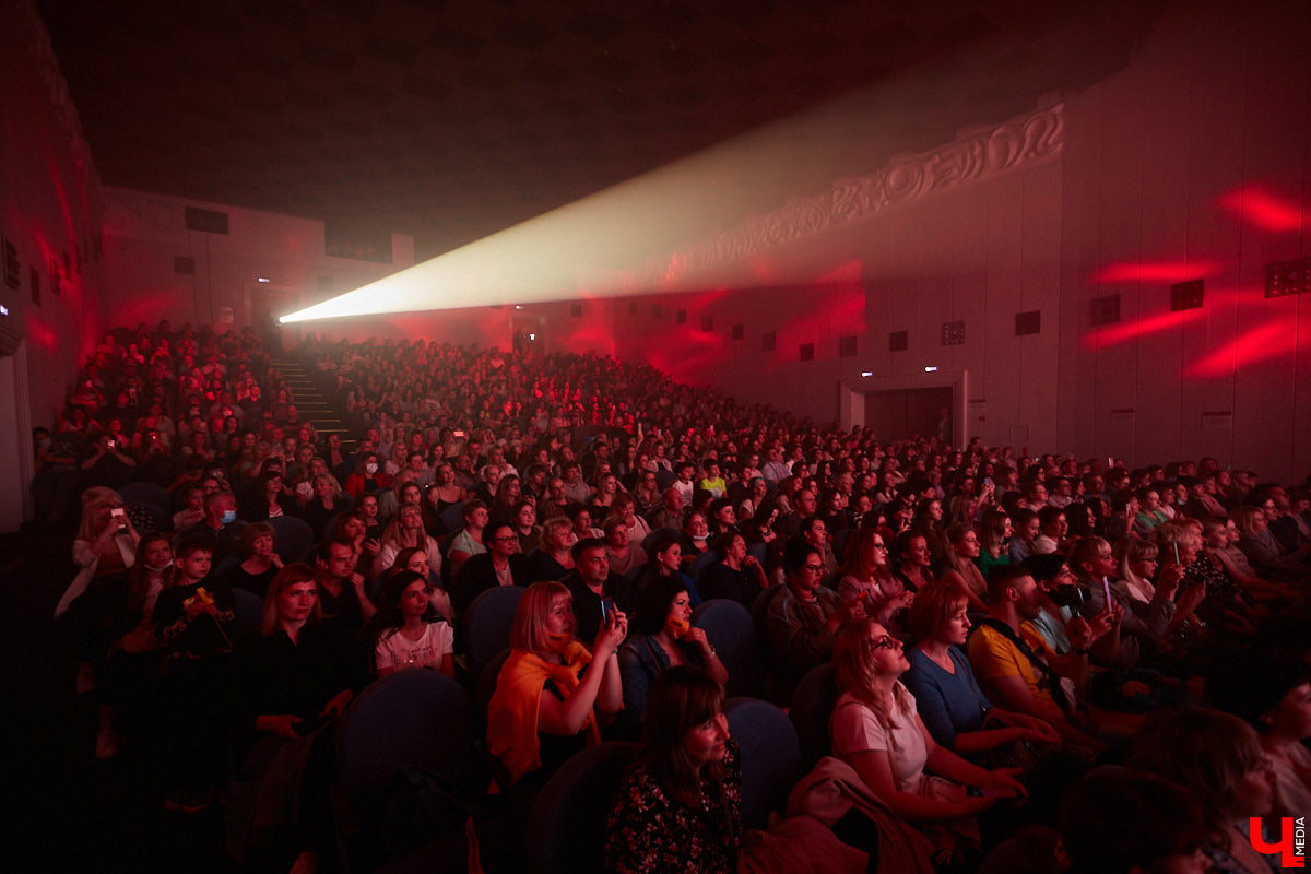 27 мая во Владимир с концертным шоу пожаловал Сергей Лазарев. В назначенный час Art Hall заполонили представительницы слабого пола всех возрастов: от умудренных матрон до совсем еще школьниц. Встречались и молодые мамы с детьми 5-6 лет.
