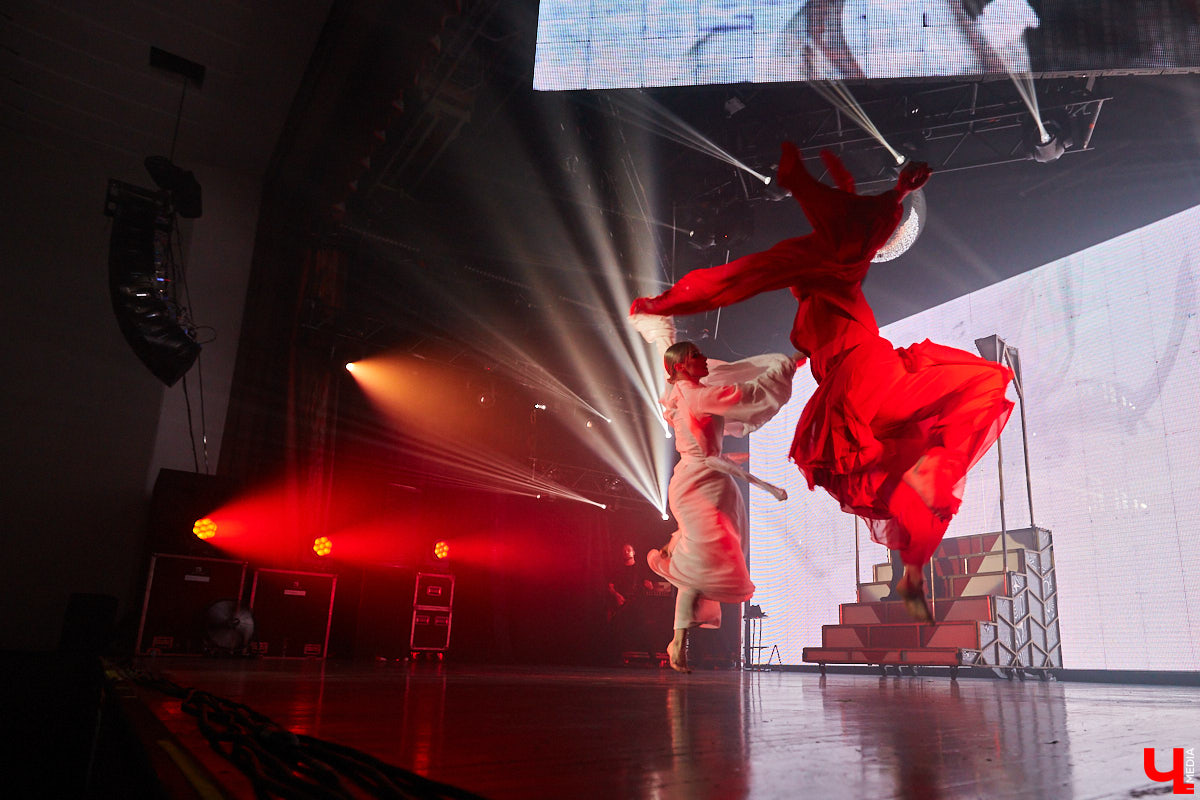 27 мая во Владимир с концертным шоу пожаловал Сергей Лазарев. В назначенный час Art Hall заполонили представительницы слабого пола всех возрастов: от умудренных матрон до совсем еще школьниц. Встречались и молодые мамы с детьми 5-6 лет.