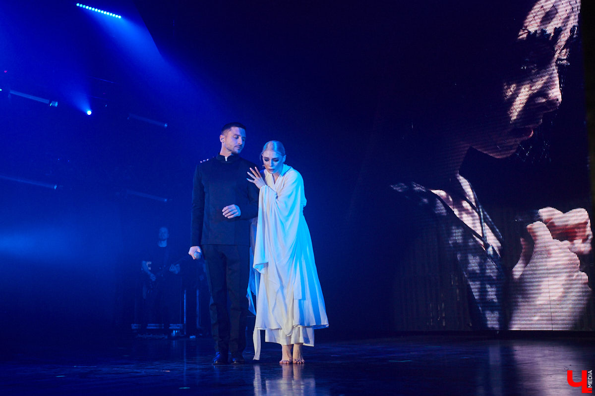 27 мая во Владимир с концертным шоу пожаловал Сергей Лазарев. В назначенный час Art Hall заполонили представительницы слабого пола всех возрастов: от умудренных матрон до совсем еще школьниц. Встречались и молодые мамы с детьми 5-6 лет.