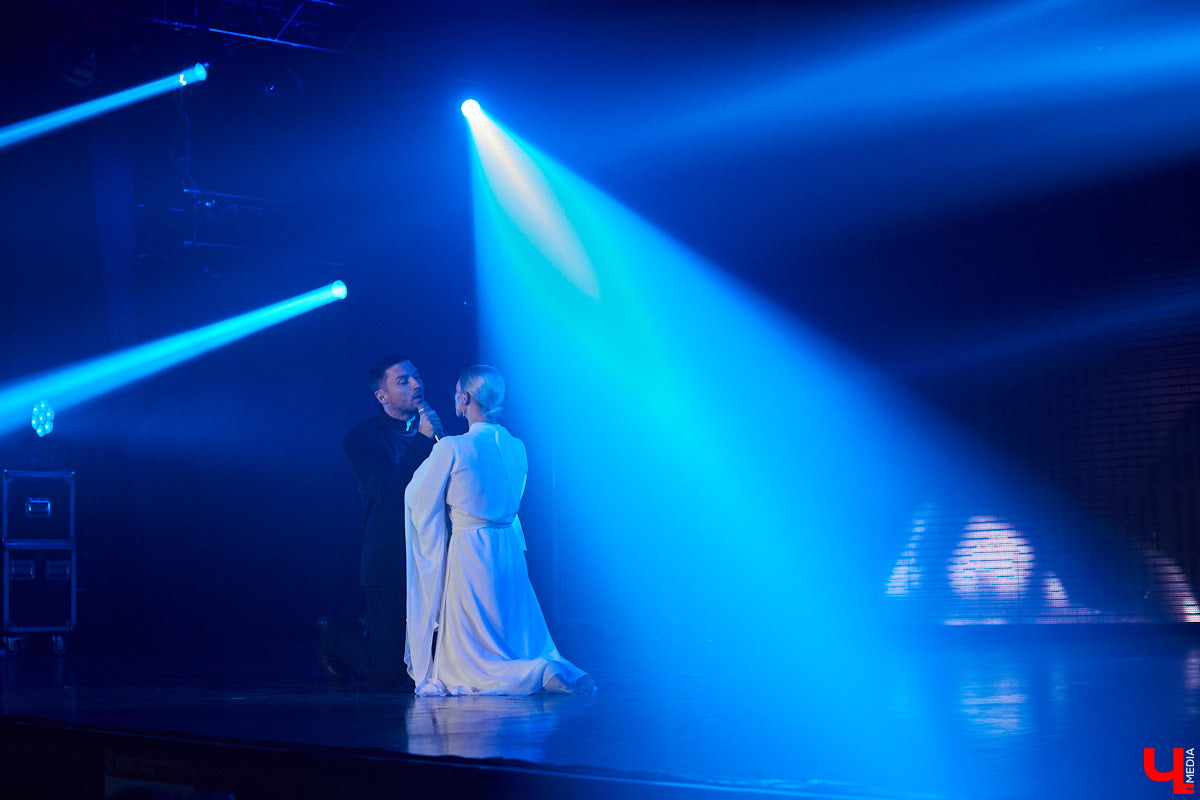 27 мая во Владимир с концертным шоу пожаловал Сергей Лазарев. В назначенный час Art Hall заполонили представительницы слабого пола всех возрастов: от умудренных матрон до совсем еще школьниц. Встречались и молодые мамы с детьми 5-6 лет.