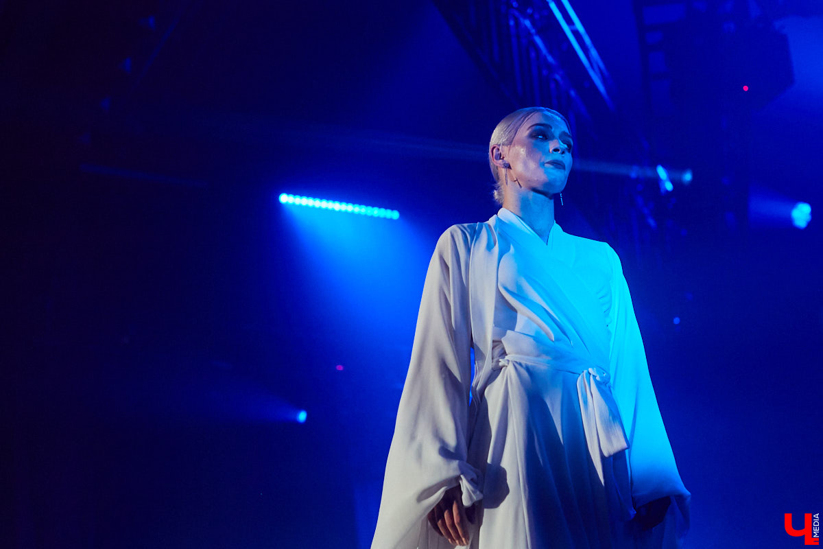 27 мая во Владимир с концертным шоу пожаловал Сергей Лазарев. В назначенный час Art Hall заполонили представительницы слабого пола всех возрастов: от умудренных матрон до совсем еще школьниц. Встречались и молодые мамы с детьми 5-6 лет.