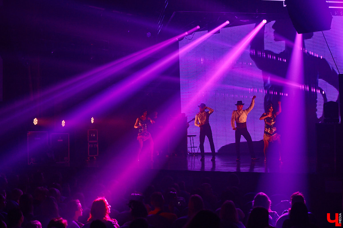 27 мая во Владимир с концертным шоу пожаловал Сергей Лазарев. В назначенный час Art Hall заполонили представительницы слабого пола всех возрастов: от умудренных матрон до совсем еще школьниц. Встречались и молодые мамы с детьми 5-6 лет.