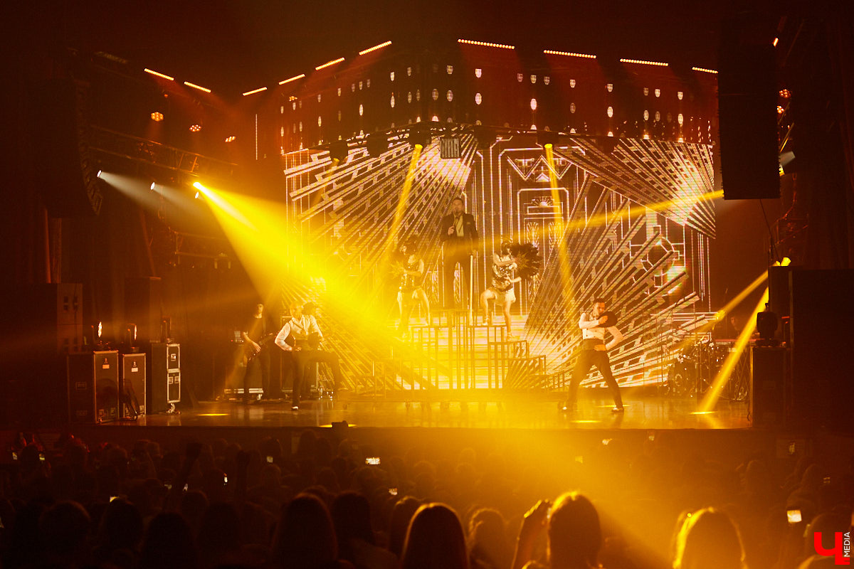 27 мая во Владимир с концертным шоу пожаловал Сергей Лазарев. В назначенный час Art Hall заполонили представительницы слабого пола всех возрастов: от умудренных матрон до совсем еще школьниц. Встречались и молодые мамы с детьми 5-6 лет.