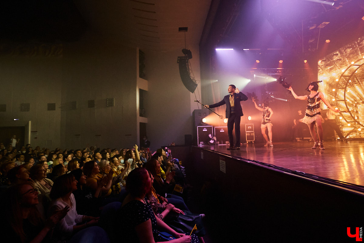 27 мая во Владимир с концертным шоу пожаловал Сергей Лазарев. В назначенный час Art Hall заполонили представительницы слабого пола всех возрастов: от умудренных матрон до совсем еще школьниц. Встречались и молодые мамы с детьми 5-6 лет.