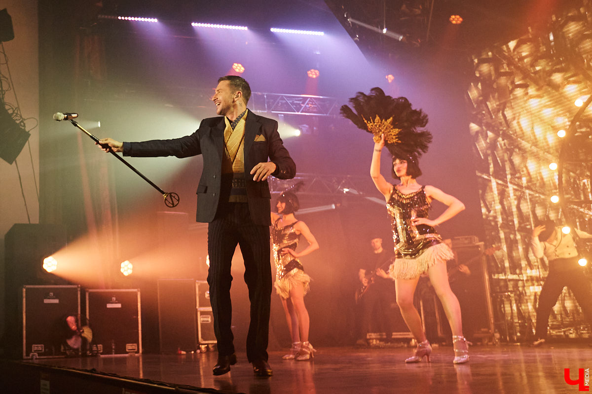 27 мая во Владимир с концертным шоу пожаловал Сергей Лазарев. В назначенный час Art Hall заполонили представительницы слабого пола всех возрастов: от умудренных матрон до совсем еще школьниц. Встречались и молодые мамы с детьми 5-6 лет.