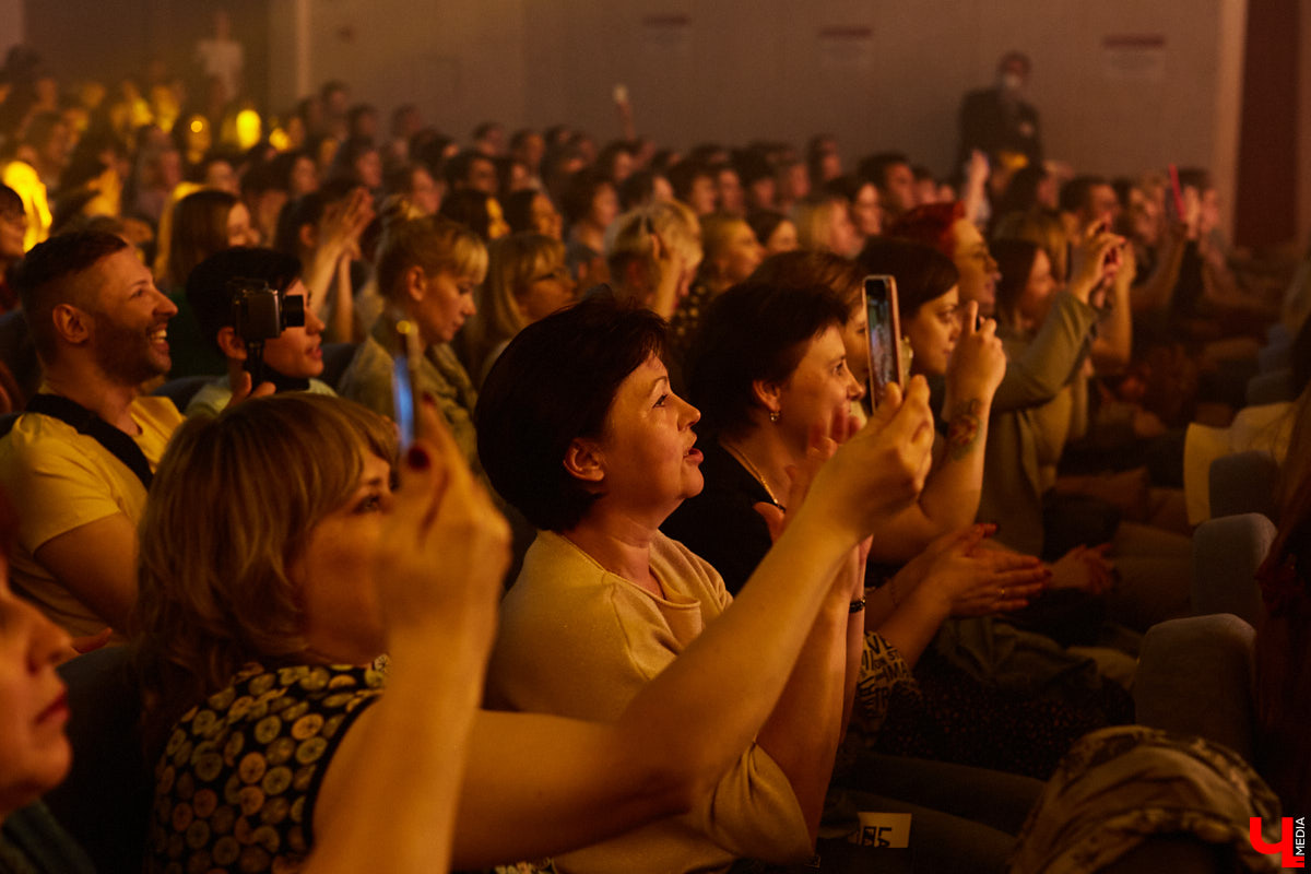 27 мая во Владимир с концертным шоу пожаловал Сергей Лазарев. В назначенный час Art Hall заполонили представительницы слабого пола всех возрастов: от умудренных матрон до совсем еще школьниц. Встречались и молодые мамы с детьми 5-6 лет.