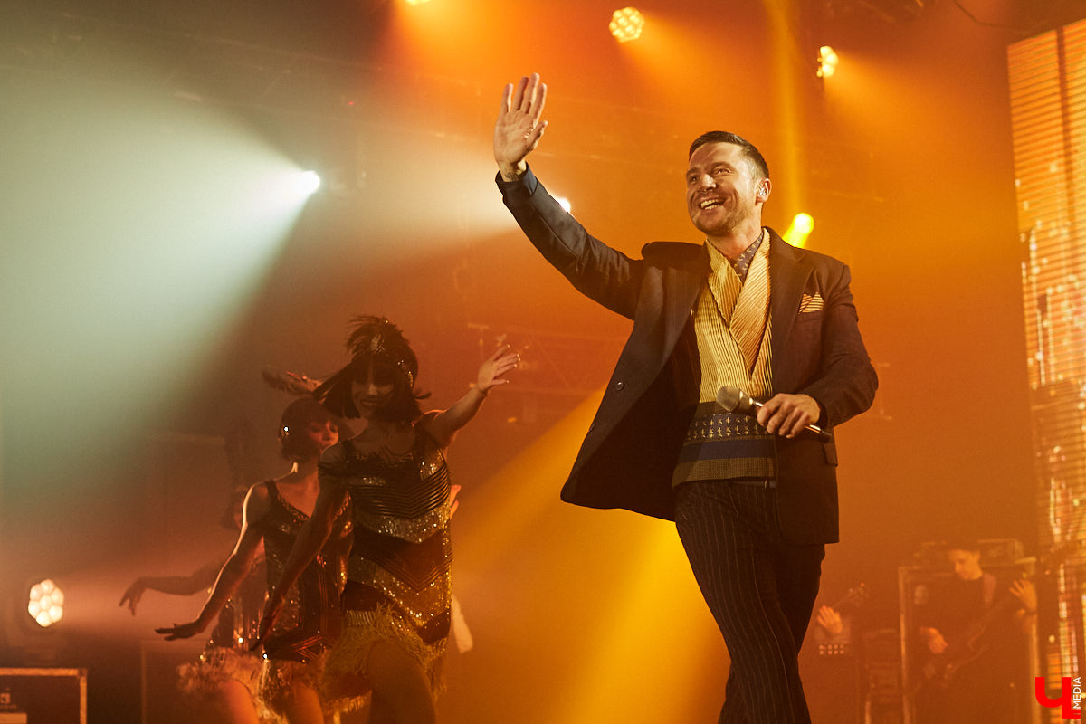 27 мая во Владимир с концертным шоу пожаловал Сергей Лазарев. В назначенный час Art Hall заполонили представительницы слабого пола всех возрастов: от умудренных матрон до совсем еще школьниц. Встречались и молодые мамы с детьми 5-6 лет.