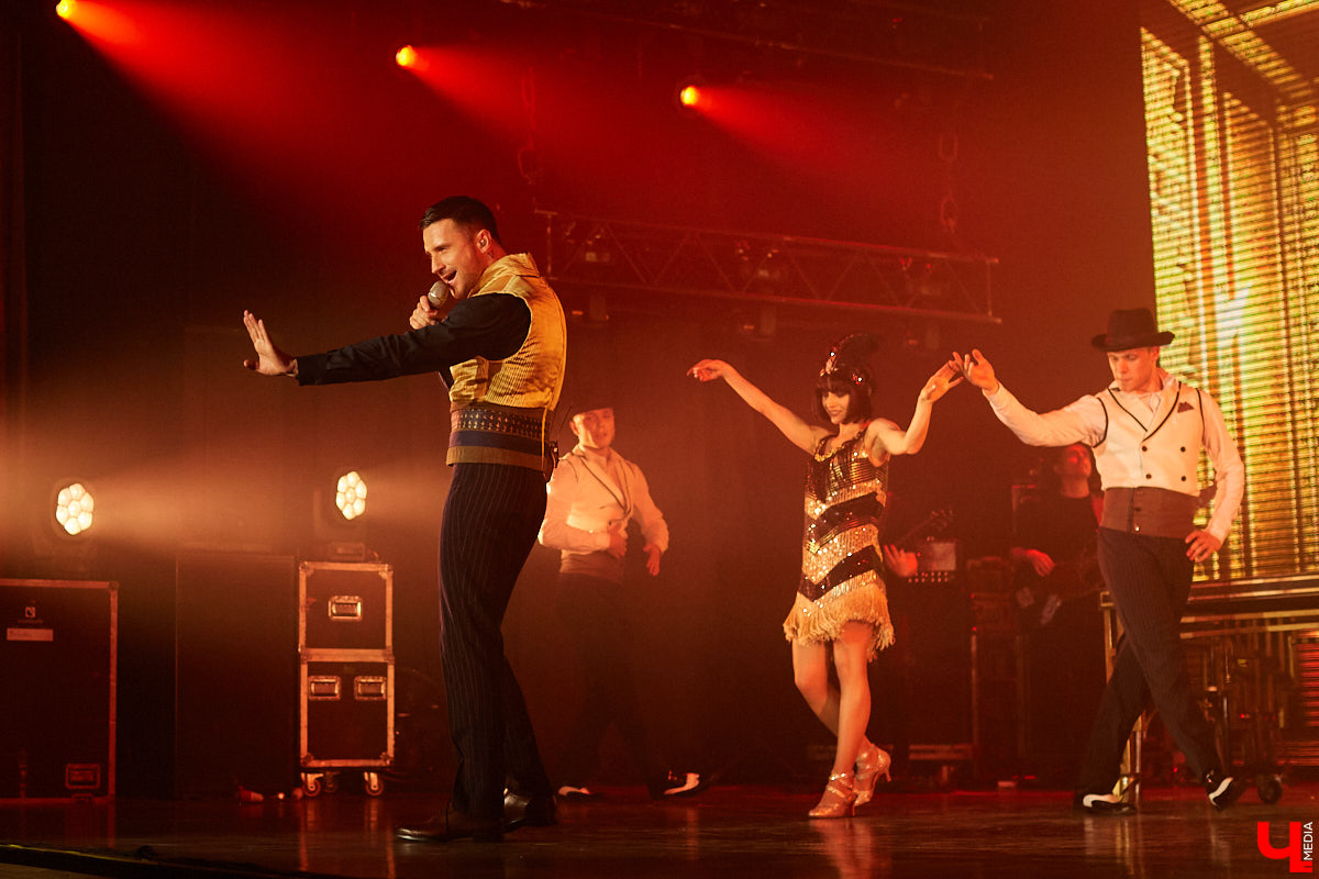 27 мая во Владимир с концертным шоу пожаловал Сергей Лазарев. В назначенный час Art Hall заполонили представительницы слабого пола всех возрастов: от умудренных матрон до совсем еще школьниц. Встречались и молодые мамы с детьми 5-6 лет.