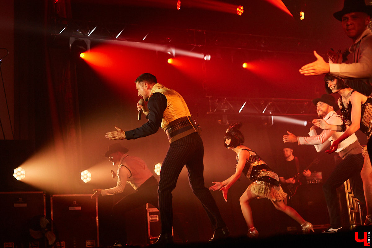 27 мая во Владимир с концертным шоу пожаловал Сергей Лазарев. В назначенный час Art Hall заполонили представительницы слабого пола всех возрастов: от умудренных матрон до совсем еще школьниц. Встречались и молодые мамы с детьми 5-6 лет.