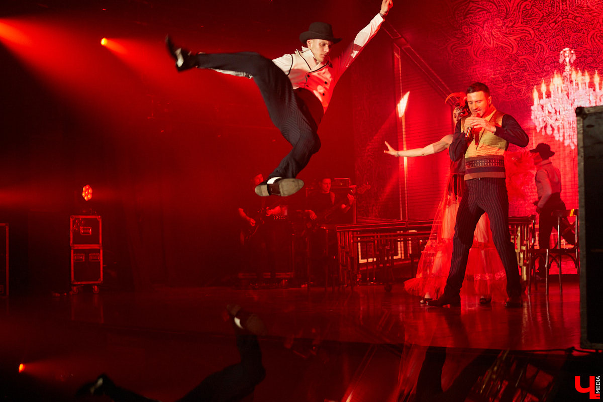 27 мая во Владимир с концертным шоу пожаловал Сергей Лазарев. В назначенный час Art Hall заполонили представительницы слабого пола всех возрастов: от умудренных матрон до совсем еще школьниц. Встречались и молодые мамы с детьми 5-6 лет.