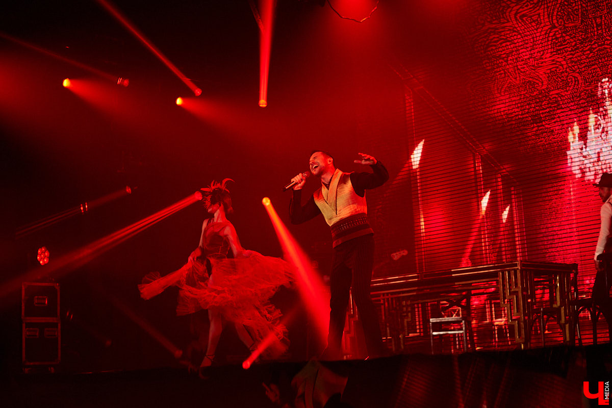 27 мая во Владимир с концертным шоу пожаловал Сергей Лазарев. В назначенный час Art Hall заполонили представительницы слабого пола всех возрастов: от умудренных матрон до совсем еще школьниц. Встречались и молодые мамы с детьми 5-6 лет.