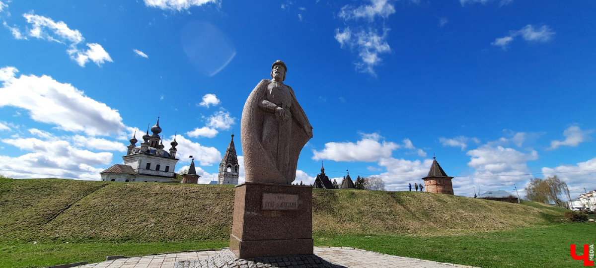 Власти запустили «голосовалку» по месту установки памятника Андрею Боголюбскому во Владимире. Однако, изменения коснулись не только областного центра. «Ключ-Медиа» создал небольшую подборку реноваций общественных пространств по всему региону.