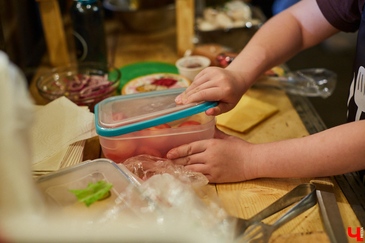 Четыре с половиной килограмма торта, золотое варенье, швейцарские «драники», завтрак от Будды. Знакомимся с блюдами, которые владимирцы представили на «Ресторанном дне» — мероприятии кулинарных открытий.