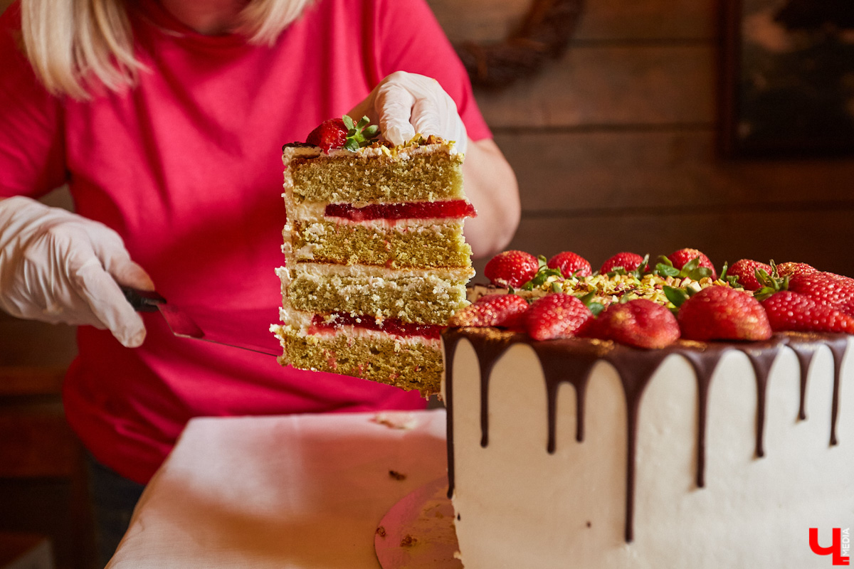 Четыре с половиной килограмма торта, золотое варенье, швейцарские «драники», завтрак от Будды. Знакомимся с блюдами, которые владимирцы представили на «Ресторанном дне» — мероприятии кулинарных открытий.