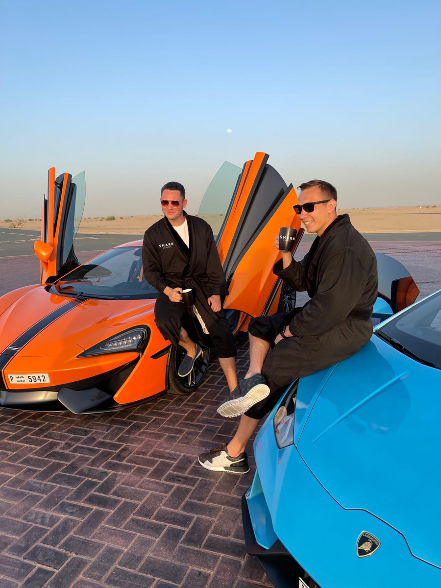 Молодой бизнесмен Валентин Пахомов мечтал о Bentley, а теперь разъезжает на редком люксовом автомобиле по стране. Узнаем у основателя «Подслушано Автомобилистов | Владимир», каково быть владельцем легенды.