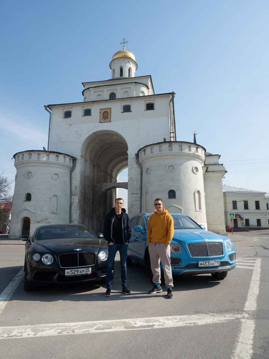Молодой бизнесмен Валентин Пахомов мечтал о Bentley, а теперь разъезжает на редком люксовом автомобиле по стране. Узнаем у основателя «Подслушано Автомобилистов | Владимир», каково быть владельцем легенды.